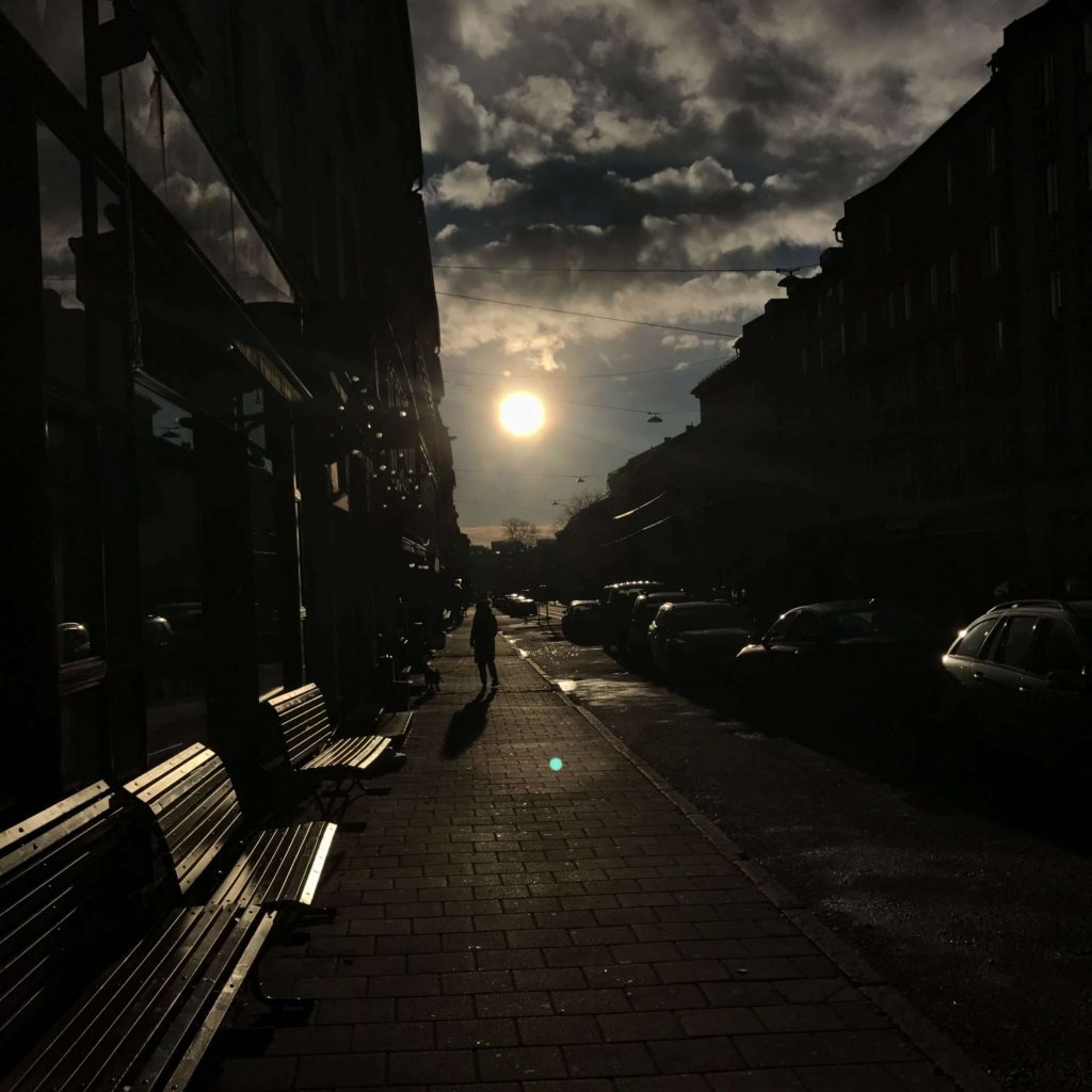 Spasertur i Oslos gater i skarpt lys fra solen som henger lavt på himmelem